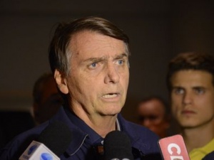 Bolsonaro diz que não perdoa agressor e quer que ele “mofe na cadeia”