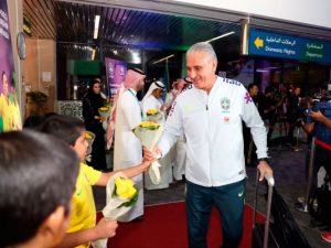 Recepcionada com flores, Seleção Brasileira desembarca na Arábia