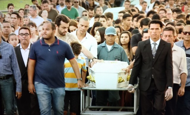 Corpo de jovem morta com tiro na cabeça é sepultado em Maceió