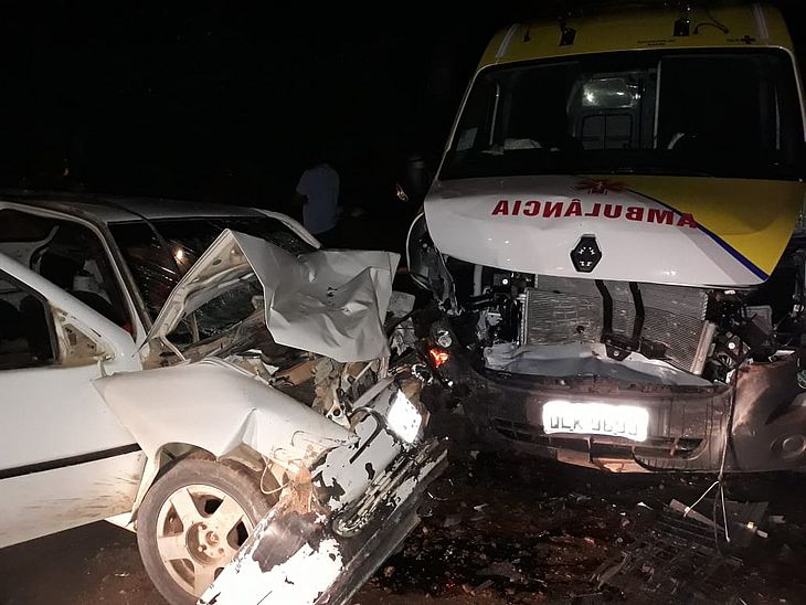 Acidente entre carro e ambulância deixa morto e feridos em Flexeiras
