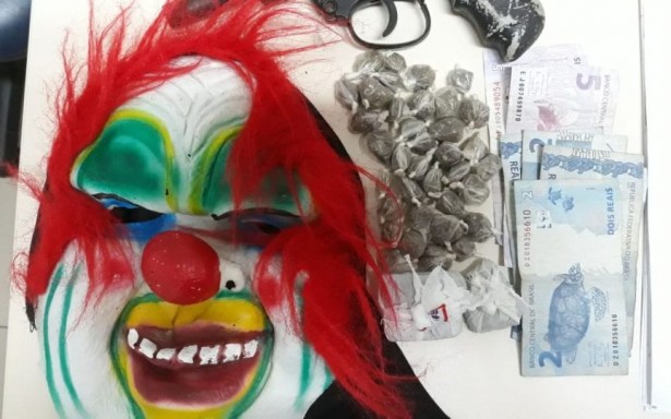 Trio é preso com drogas, revólver falso e máscara de palhaço