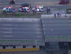Viaduto cede e interdita trânsito na Marginal Pinheiros
