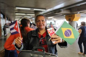 Raúl Castro recebe médicos cubanos que deixaram o Brasil