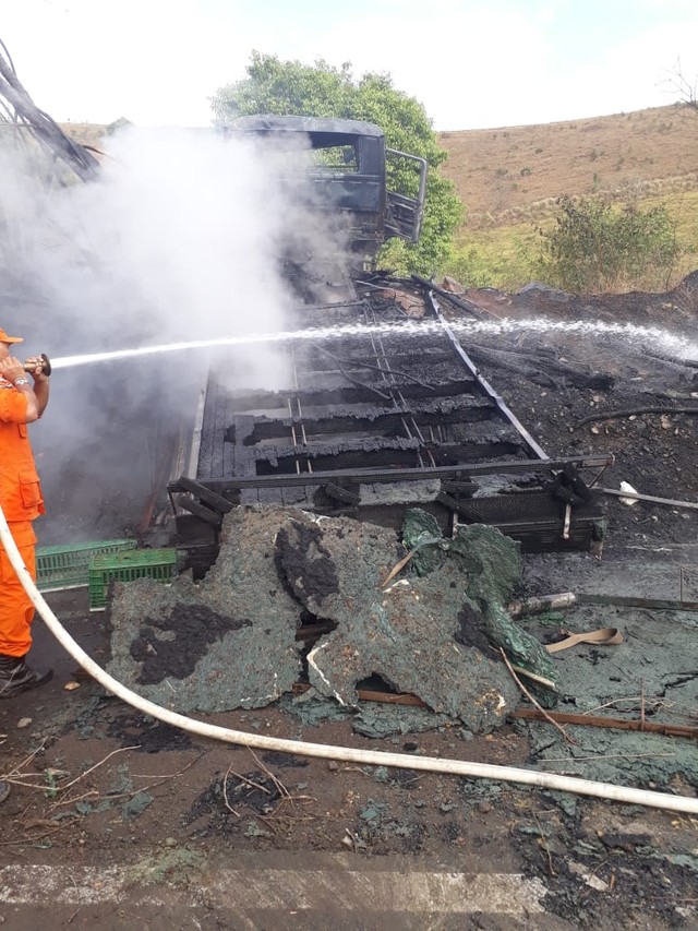 Caminhão pega fogo e deixa feridos em União dos Palmares, AL