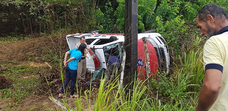Acidente envolvento viatura da polícia deixa agente ferido na BR-316