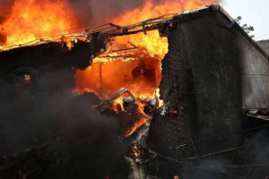 Avião de pequeno porte cai na Zona Norte de SP; ao menos dois morrem