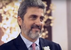 O polêmico ex-diplomata acusado de espancar atriz