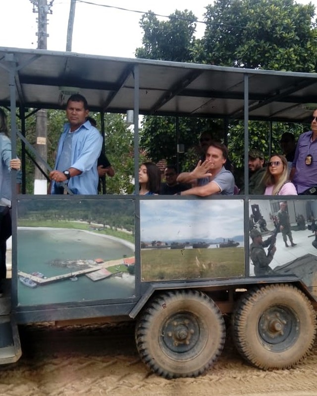 Bolsonaro visita base da Marinha na Ilha de Marambaia