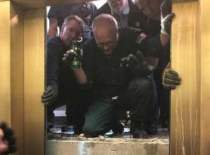 “Achei que íamos morrer.” Elevador cai 84 andares com seis pessoas dentro