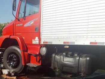 Motociclista morre após bater em caminhão, na BR-104