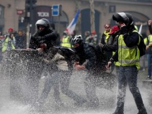 Paris vive dia de caos em novo protesto contra Macron