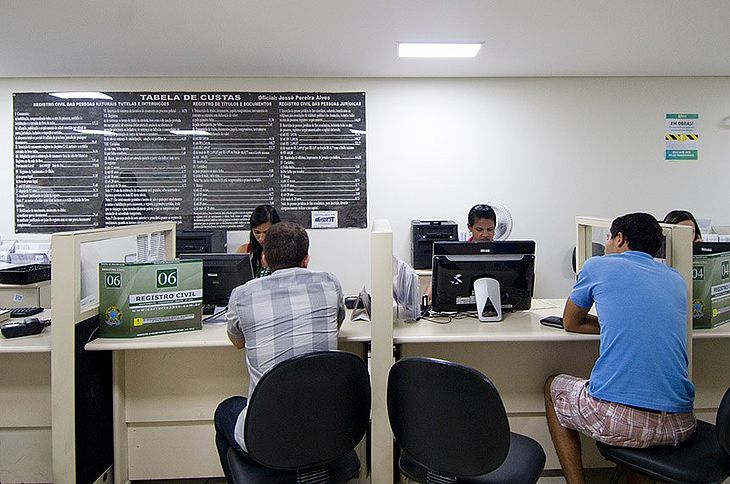 Entra em vigor Lei que dispensa autenticar cópias e reconhecer firma no serviço público