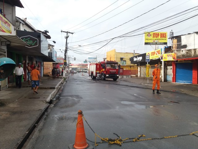 Fios de telefonia pegam fogo em poste no bairro Jacintinho, em Maceió