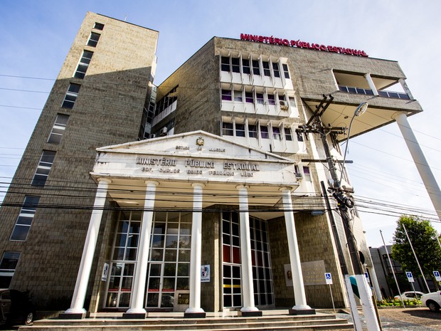 MP recomenda retirada de imagens de prefeitos em escolas de Palmeira e Estrela