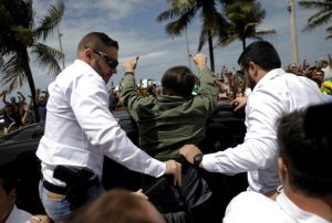 Bolsonaro vai a banco e na volta encontra protesto na porta de casa