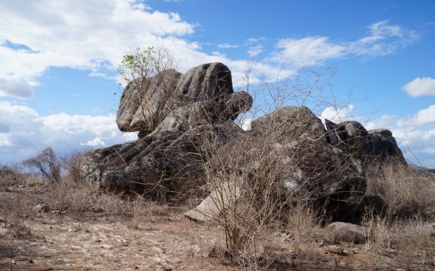 Sítio arqueológico vira depósito de lixo em Pão de Açúcar