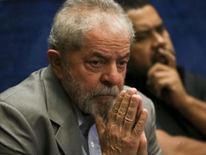 Juíza nega pedido de senadores para visitar Lula na prisão