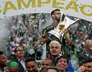 Palmeiras vence Vitória no jogo da entrega da taça do Brasileiro