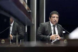 Magno Malta deixa mágoa de lado e decide ir à posse de Bolsonaro