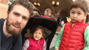 As crianças que terão de ser separadas após mãe matar pai