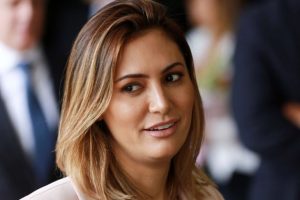 ‘Folha’ cria polêmica com obras sacras e Michelle Bolsonaro desmente jornal