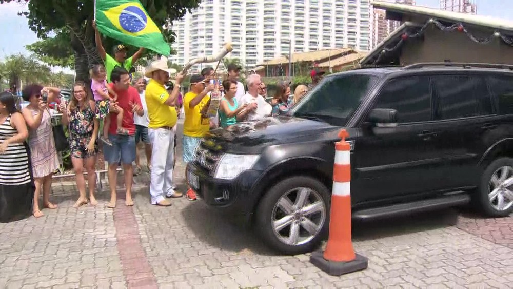 Bolsonaro embarca para São Paulo onde assiste ao jogo entre o Palmeiras e o Vitória