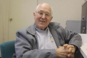 Idoso morre e deixa presentes para próximos 14 Natais a vizinha de 2 anos