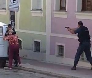 Assaltante é morto por PM ao fazer idosa refém em Valença