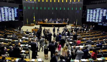 Câmara aprova permissão para municípios estourarem limite de gastos com pessoal