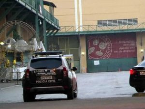 Polícia faz operação contra lavagem de dinheiro em escola de samba