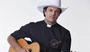 Padre Alessandro Campos é acusado de ofender idosos e ostentar riquezas; ele nega