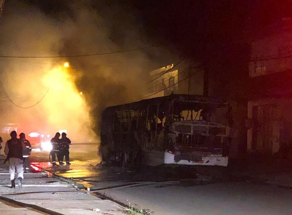 Ônibus é incendiado no bairro do Clima Bom