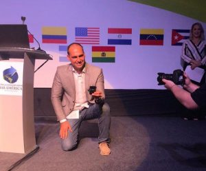 Eduardo Bolsonaro pede a namorada em casamento