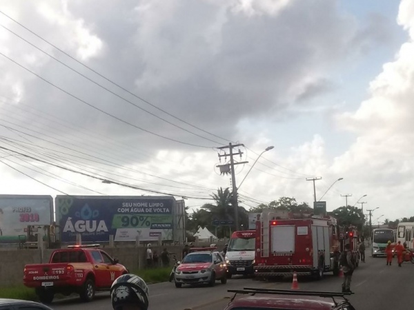 Acidente deixa três feridos na Avenida Menino Marcelo, em Maceió
