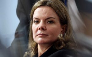 PT entra com novas ações no TSE contra chapa de Bolsonaro