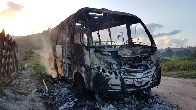 Incêndio destrói micro-ônibus escolar em Maragogi, Alagoas