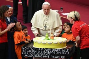 Papa Francisco comemora 82 anos com bolo temático