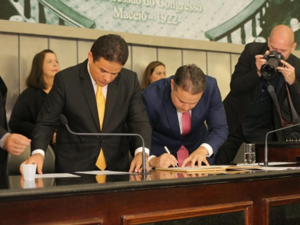 Renan Filho toma posse para o 2º mandato como governador de Alagoas