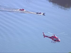 Helicóptero da PM cai na Baía de Guanabara e deixa quatro feridos