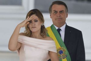 Michelle Bolsonaro vira alvo de investigação por receber cheque de Queiroz