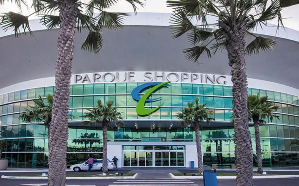 Rachadura em piso de shopping center assusta clientes em Maceió