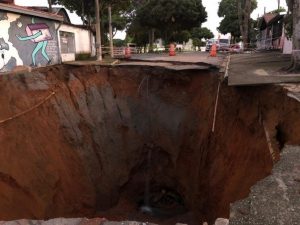 Cinco casas são interditadas após cratera reabrir em São José dos Campos