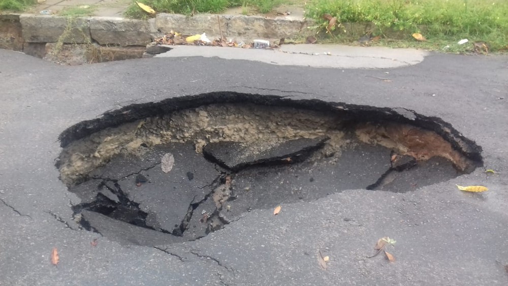 Novos buracos surgem no Pinheiro; Defesa Civil evacua prédio e interdita rua