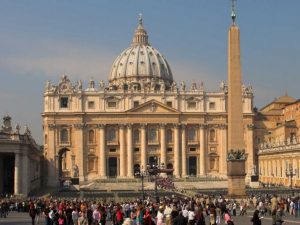 Padre de dentro do Vaticano renuncia após denúncia de abuso sexual