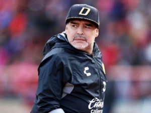 Maradona é internado na Argentina com sangramento no estômago
