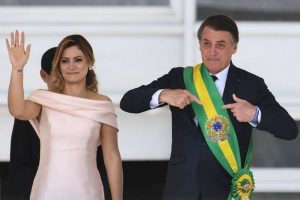 Michelle Bolsonaro quebra protocolo e, pela primeira vez, uma primeira-dama discursa