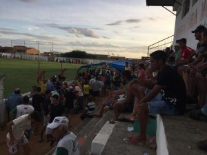 Torcedores assistem treino coletivo do CSA no estádio Juca Sampaio, em Palmeira