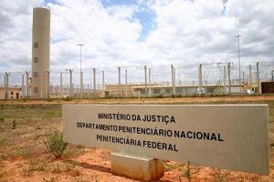 Em meio à crise, presos do Ceará são transferidos para presídio federal
