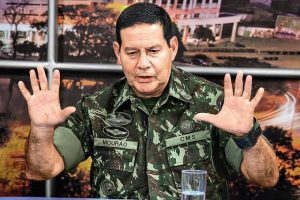 Juramento de Mourão na posse presidencial vira assunto na internet