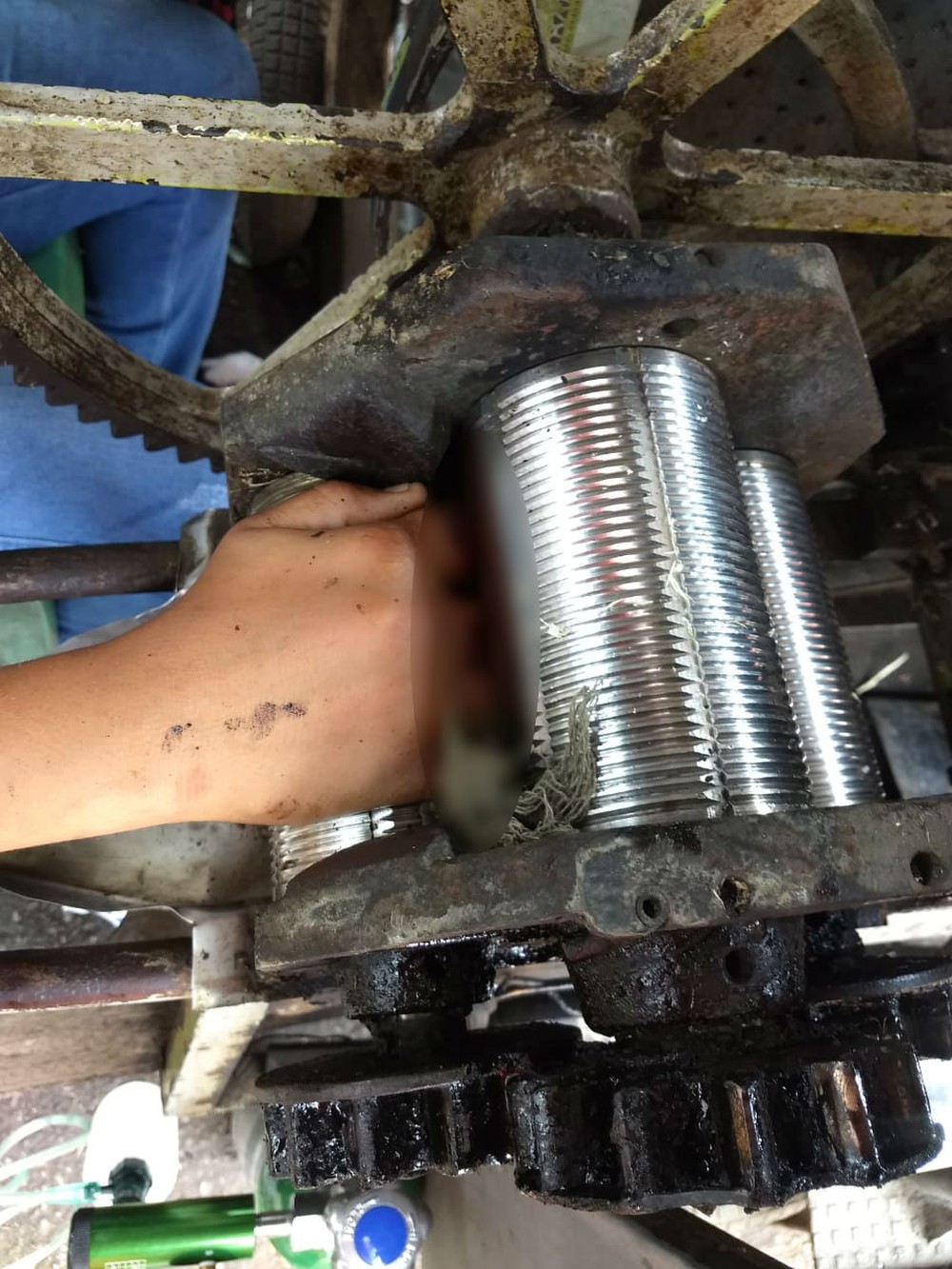 Menino prende mão em máquina de caldo de cana em Novo Lino